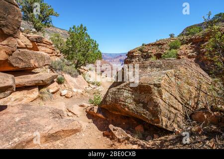 Wandern auf dem Einsiedlerweg am Südrand des Grand Canyon in arizona in den usa Stockfoto