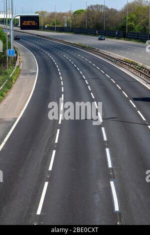 Hinweisschilder mit der Aufschrift „Essential Travel Only“ auf der M5 in der Nähe von Bristol, da staatliche Beschränkungen weiterhin versuchen, das Coronavirus einzudämmen. Stockfoto