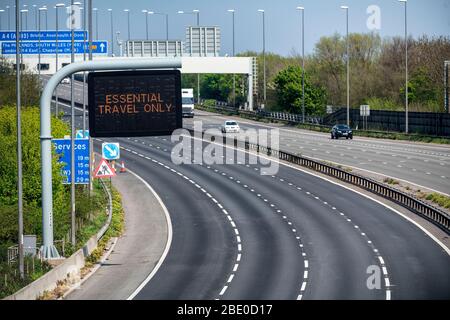 Hinweisschilder mit der Aufschrift „Essential Travel Only“ auf der M5 in der Nähe von Bristol, da staatliche Beschränkungen weiterhin versuchen, das Coronavirus einzudämmen. Stockfoto