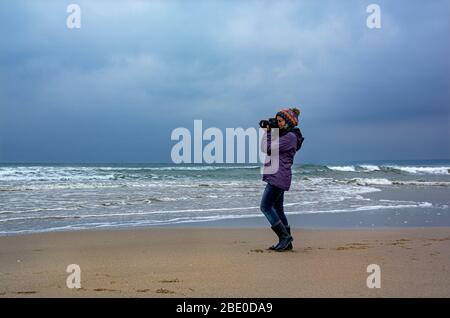 11/18/2018,Igneada,Kirklareli,Türkei,Fotograf versucht, Fotos durch das Meer zu machen Stockfoto