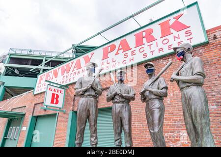 10. April 2020, Boston, Massachusetts, USA: Ted Williams, Bobby Doerr, Johnny Pesky und Dom DiMaggio tragen Gesichtsmasken auf der Statue der Teamkollegen, die der Bildhauer Antonio Tobias Mendez vor dem Fenway Park in Boston geschaffen hat. Stockfoto