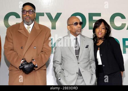 Kenny Gamble, Leon Huff und seine Frau, Regina, abgebildet bei der Straßennamenszeremonie für Leon Huff in Camden New Jersey am 8. April 2009 Quelle: Scott Weiner/MediaPunch Stockfoto