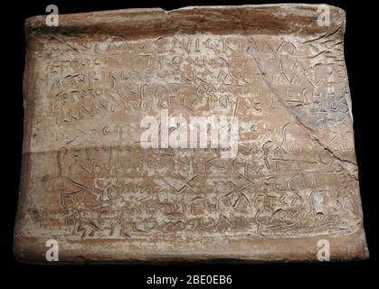 Tafel mit Inschrift, in der der dominus Maximus erzählt nigrianus eine Affäre der Eifersucht. Stockfoto