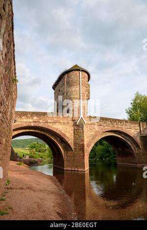 Ungewöhnliche Ansicht der Bögen der Monnow-Brücke in Monmouth, Wales. Es ist die einzige verbliebene befestigte Brücke im Vereinigten Königreich Stockfoto