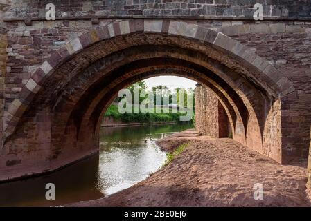 Ungewöhnliche Ansicht der Bögen der Monnow-Brücke in Monmouth, Wales. Es ist die einzige verbliebene befestigte Brücke im Vereinigten Königreich Stockfoto