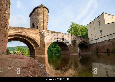 Ungewöhnliche Ansicht der Bögen der Monnow-Brücke in Monmouth, Wales. Es ist die einzige verbliebene befestigte Brücke im Vereinigten Königreich Stockfoto