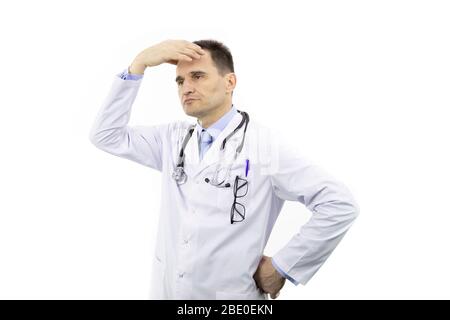 Chirurg mittleren Alters mit medizinischen Gewand und Stethoskop. Stresskonzept. Stockfoto