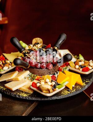 Teller mit Obst Käse und Nüssen Stockfoto