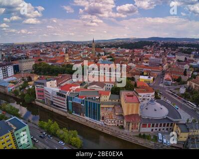 Sfantul Mihail Kirche, im Zentrum der Stadt, auf Matei Corvin Platz (Mathias Rex).Luftaufnahmen über dem Stadtzentrum an einem sonnigen Tag Stockfoto