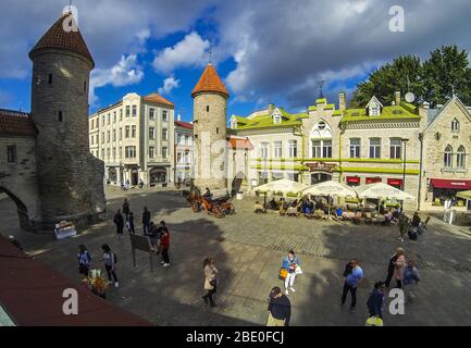 Straßenansicht zu den Zwillingstürmen der Viru-Tür (Viru Varavad) in der Altstadt von Tallinn, Estland Stockfoto