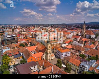 Sfantul Mihail Kirche, im Zentrum der Stadt, auf Matei Corvin Platz (Mathias Rex).Luftaufnahmen über dem Stadtzentrum an einem sonnigen Tag Stockfoto