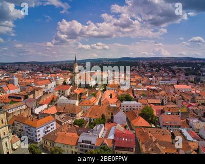 Sfantul Mihail Kirche, im Zentrum der Stadt, auf Matei Corvin Platz (Mathias Rex).Luftaufnahmen über dem Stadtzentrum an einem sonnigen Tag Stockfoto