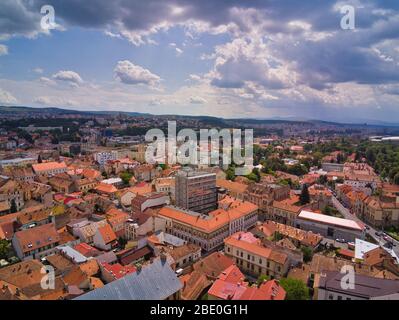 Sfantul Mihail Kirche, im Zentrum der Stadt, auf Matei Corvin Platz (Mathias Rex).Luftaufnahmen über dem Stadtzentrum an einem sonnigen Tag Stockfoto