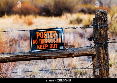 Schild „geschrieben, kein Trespassing, Keep Out“ am Zaun der Ranch in der Mitte von Colorado Stockfoto