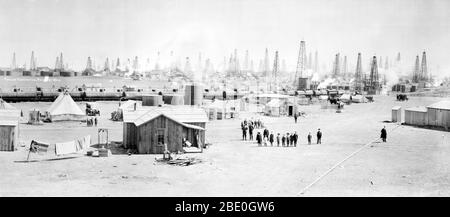 Ein Panoramablick auf das Ölfeld Burkburnet, Texas. Im Jahr 1912 wurde das Öl westlich der Stadt entdeckt, was Tausende in die Gegend zog. Bis 1918 hatten sich rund zwanzigtausend Menschen um das Ölfeld angesiedelt. Diese Ansicht zeigt die Nordwestseite, gegenüber der Fowler Farm, ursprünglicher Entdeckungsbrunnen und schwingend in Richtung Nordwesten. Fotografiert um 1919. Stockfoto