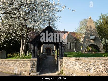 Pinner, Middlesex, Großbritannien. Eingang zum Friedhof der Pinner Pfarrkirche, fotografiert auf der Church Lane. Stockfoto