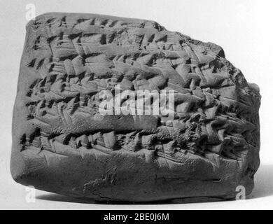 Keilschrifttafel. Gula-Beschwörung. Neo-Babylonian oder Achaemenid, ca. Mitte bis spätes 1. Jahrtausend B.C. vermutlich von Sippar (modern erklären Abu Habba) in Mesopotamia. Proto-Keilschrift ist der Name, der der frühesten Form der Schrift gegeben wird - Piktogramme, die auf Tontafeln gezeichnet wurden. Allmählich wurden die Piktogramme zu keilförmigen (lateinischen, "keilförmigen") Zeichen abstrahiert, die eher beeindruckt als gezeichnet waren. In seinem größten Umfang wurde Keilschrift von der Mittelmeerküste Syriens bis zum westlichen Iran und von Hittite Anatolien bis nach Südmesopotamien verwendet. Es wurde angepasst, um mindestens fiftee zu schreiben Stockfoto