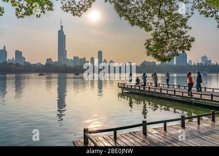 NANJING, CHINA - NOVEMBER 09: Dies ist der Xuanwu See, ein landschaftlich reizvoller Freiluft-Bereich nahe der alten Stadtmauer am 09. November 2019 in Nanjing Stockfoto