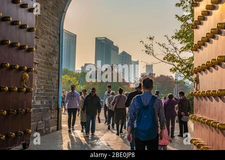 NANJING, CHINA - NOVEMBER 09: Dies ist der Eingang zum Xuanwu See durch die alte Stadtmauer am 09. November 2019 in Nanjing Stockfoto