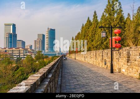 NANJING, CHINA - NOVEMBER 09: Blick auf die Nanjing alte Stadtmauer, eine berühmte historische Stätte am 09. November 2019 in Nanjing Stockfoto