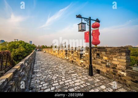 NANJING, CHINA - NOVEMBER 09: Blick auf die Nanjing alte Stadtmauer, eine berühmte historische Stätte am 09. November 2019 in Nanjing Stockfoto