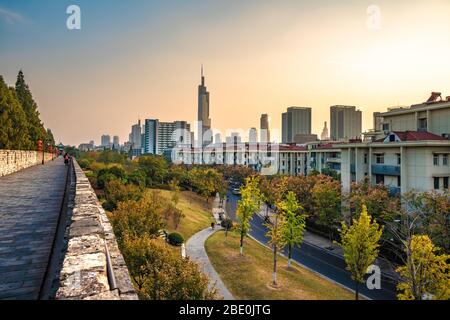 NANJING, CHINA - NOVEMBER 09: Blick von der Nanjing alten Stadtmauer bei Sonnenuntergang am 09. November 2019 in Nanjing Stockfoto