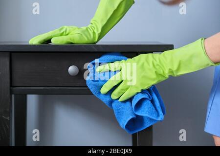 Reinigungsservice, Nahaufnahme von Handschuhen mit Mikrofasertuch, Staub abwischen, Reinigung der Wohnung Stockfoto