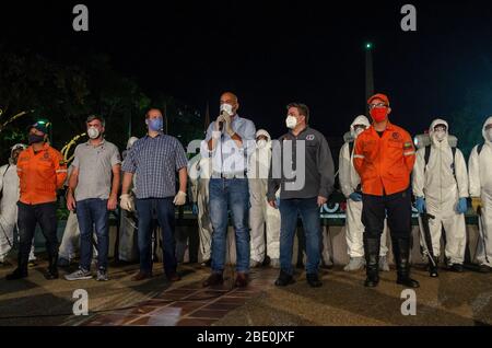 Caracas, Miranda, Venezuela. April 2020. Miranda-Gouverneur Hector Rodriguez erklärt, dass der nächste Tag stattfinden wird. Tag der Nacht Reinigung und Desinfektion in den Straßen von Caracas, Venezuela, um die Ausbreitung von Covid-19 zu verhindern. Die Fälle von COVID-19 in Venezuela beliefen sich am Donnerstag, den 9. April 2020 auf 171 Infektionen und 9 Todesfälle. Kredit: Jimmy Villalta/ZUMA Wire/Alamy Live News Stockfoto