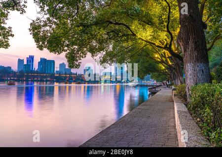 NANJING, CHINA - NOVEMBER 09: Abendansicht des Xuanwu Sees, ein beliebtes Reiseziel für Reisende am 09. November 2019 in Nanjing Stockfoto