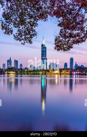 NANJING, CHINA - NOVEMBER 09: Dies ist der Xuanwu See Natur und Innenstadt Gebäude am 09. November 2019 in Nanjing Stockfoto