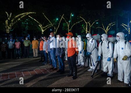 Caracas, Miranda, Venezuela. April 2020. Miranda-Gouverneur Hector Rodriguez erklärt, dass der nächste Tag stattfinden wird. Tag der Nacht Reinigung und Desinfektion in den Straßen von Caracas, Venezuela, um die Ausbreitung von Covid-19 zu verhindern. Die Fälle von COVID-19 in Venezuela beliefen sich am Donnerstag, den 9. April 2020 auf 171 Infektionen und 9 Todesfälle. Kredit: Jimmy Villalta/ZUMA Wire/Alamy Live News Stockfoto