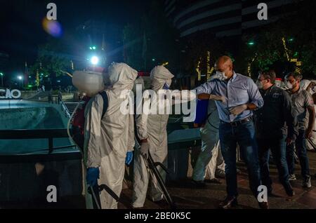 Caracas, Miranda, Venezuela. April 2020. Miranda-Gouverneur Hector Rodriguez begrüßt Reinigungspersonal. Tag der Nacht Reinigung und Desinfektion in den Straßen von Caracas, Venezuela, um die Ausbreitung von Covid-19 zu verhindern. Die Fälle von COVID-19 in Venezuela beliefen sich am Donnerstag, den 9. April 2020 auf 171 Infektionen und 9 Todesfälle. Kredit: Jimmy Villalta/ZUMA Wire/Alamy Live News Stockfoto