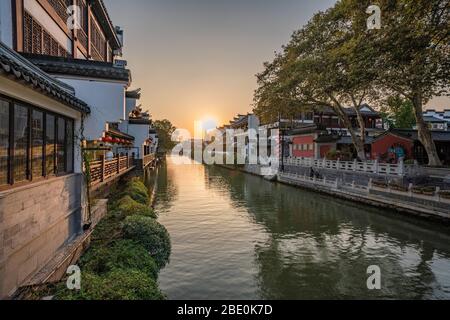 NANJING, CHINA - NOVEMBER 10: Blick auf alte traditionelle Gebäude am Qinhuai Fluss im Konfuzius Tempelbereich am 10. November 2019 in Nanjing Stockfoto
