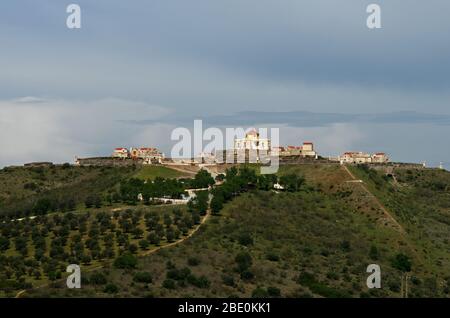 Nossa Senhora da Graca Fort, oder einfach Graca Fort, auf der Spitze eines Hügels, wie aus Elvas Stadt gesehen. Blauer Himmel. Portugal. Stockfoto