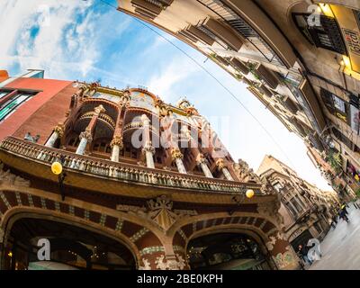 Fischaugenansicht des Palau de la Musica und der Carrer de Sant Pere MES Alt, Barcelona, Spanien. Stockfoto