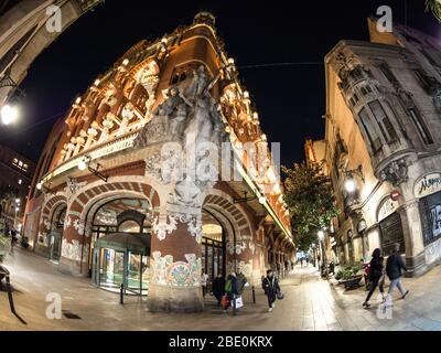 Blick auf den Palau de la Musica an der Ecke Carrer de Sant Pere MES Alt und Carrer Amadeu Vives, Barcelona, Spanien. Stockfoto