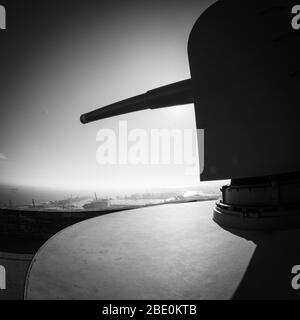 Waffeneinlage auf dem Schloss Montjuic, Barcelona, Spanien, mit Blick auf den Hafen von Barcelona. Stockfoto