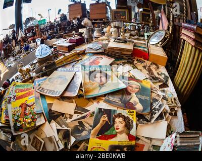 Alte Zeitschriften im Encants Vells Flohmarkt, Barcelona Spanien. Stockfoto