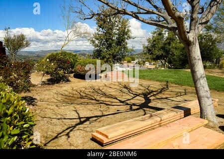 Das Gatering des Holzes, Eckblöcke und Drahtbasis war Schritt eins des Gebäudes dieses Haus erhöhten Bettgarten. Stockfoto