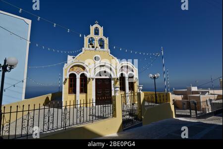 Gelbe Kirche in Fira, Santorini, Griechenland Stockfoto