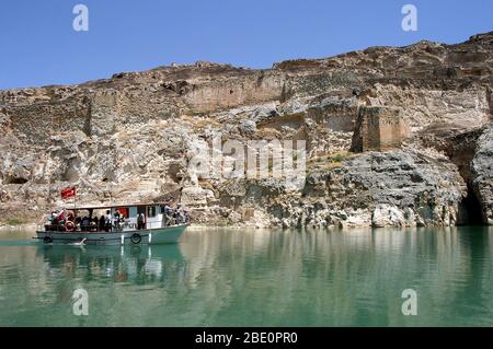 FIRAT, TÜRKEI - JANUAR 06: Flussboot vor der verlassenen Burg (Rum Kale) in Firat (Euphrat) am 06. Januar 2000 in Gaziantep, Türkei. Stockfoto