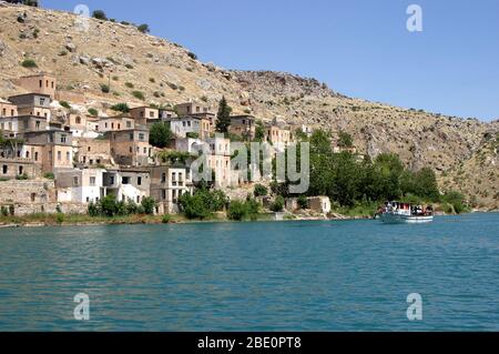 HALFETI, TÜRKEI - 6. JANUAR: Flussboot vor dem versunkenen Dorf Savasan am Firat (Euphrat) in Halfeti am 06. Januar 2000 in Gaziantep, Türkei. Stockfoto