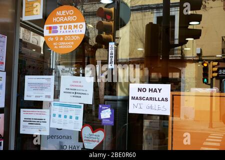 Barcelona, Spanien April 2020: Apotheke während des Corona Virus Ausbruchs. Stockfoto