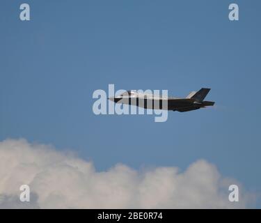 Ein F-35A Lightning II, der dem 33. Kampfflügel zugewiesen wurde, fliegt über die Fluglinie der Eglin Air Force Base, Florida, 25. März 2020. Die 58. Jagdgeschwader und die 58. Flugzeugwartungs-Einheit führen die Trainingsmission während reduzierter Flugoperationen aufgrund von COVID-19 weiter aus. (USA Luftwaffe Foto von Airman 1. Klasse Amber Litteral) Stockfoto