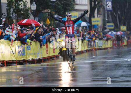 21. Februar 2008. Der kanadische Radfahrer Dominique Rollin (Toyota-United) gewinnt die vierte Etappe der Amgen Tour of California in San Luis Obispo, Kalifornien. Stockfoto