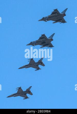 Zwei der US Air Force F-16 Kampffalken, die dem 480. Jagdgeschwader, unten, und zwei deutsche Eurofighter-Taifune, die dem Tactical Air Wing 31, Norvenich Air Base, Deutschland, oben, zugewiesen sind, fliegen in Formation über der Spangdahlem Air Base, Deutschland, 7. April 2020. Der 52. Kampfflugzeug trainiert routinemäßig mit den Militärpartnern, um europäischen alliierten Nationen die gesamte Luftwaffe zur Verfügung zu stellen. (USA Luftwaffe Foto von Senior Airman Valerie R. Seelye) Stockfoto