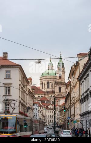 Prag, Tschechien - NOVEMBER 2, 2019: Kirche St. Nikolaus, auch genannt Kostel Svateho Mikulase, in Prag, Tschechische Republik, mit seiner Kuppel aus Karmel gesehen Stockfoto