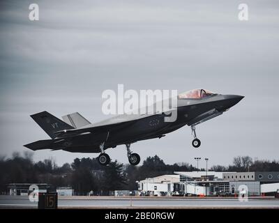 Piloten, die dem 158. Kampfflügel der Vermont Air National Guard zugewiesen sind, starten für eine Routineübung, Vermont Air National Guard Base, South Burlington, VT, 8. April 2020. Die Piloten fliegen F-35 Lightning IIS zugewiesen, um die 134. Fighter Squadron, wie sie die Bereitschaft mit dem Flugzeug zu halten, während die Vermont National Guard reagiert auf die COVID-19 Pandemie. (USA Air National Guard Foto von Tech. Sgt. Ryan Campbell) Stockfoto