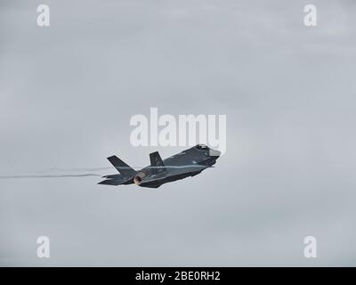 Piloten, die dem 158. Kampfflügel der Vermont Air National Guard zugewiesen sind, starten für eine Routineübung, Vermont Air National Guard Base, South Burlington, VT, 8. April 2020. Die Piloten fliegen F-35 Lightning IIS zugewiesen, um die 134. Fighter Squadron, wie sie die Bereitschaft mit dem Flugzeug zu halten, während die Vermont National Guard reagiert auf die COVID-19 Pandemie. (USA Air National Guard Foto von Tech. Sgt. Ryan Campbell) Stockfoto