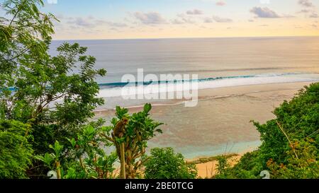 Wunderschöne Aussicht auf den Himmel bei Sonnenuntergang am Strand von der Klippe Stockfoto